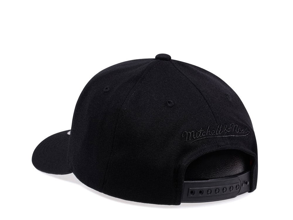 Mitchell & Ness Philadelphia 76ers Black Out Team Arch Red Line Flex Snapback Gorra