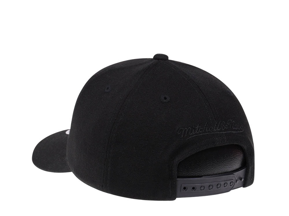 Mitchell & Ness San Antonio Spurs Black on Black Red Line Solid Flex Snapback Gorra
