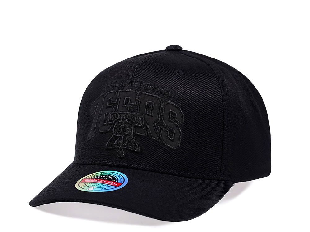 Mitchell & Ness Philadelphia 76ers Black Out Team Arch Red Line Flex Snapback Gorra