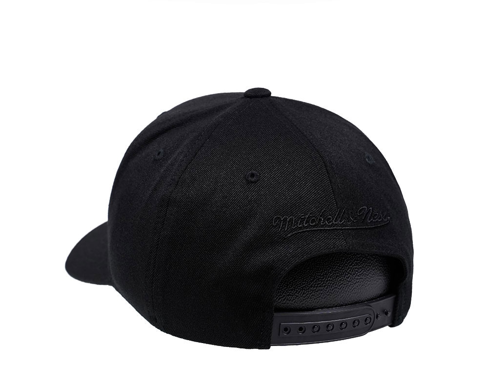 Mitchell & Ness Brooklyn Nets Liquid Chrome Red Line Flex Snapback Gorra
