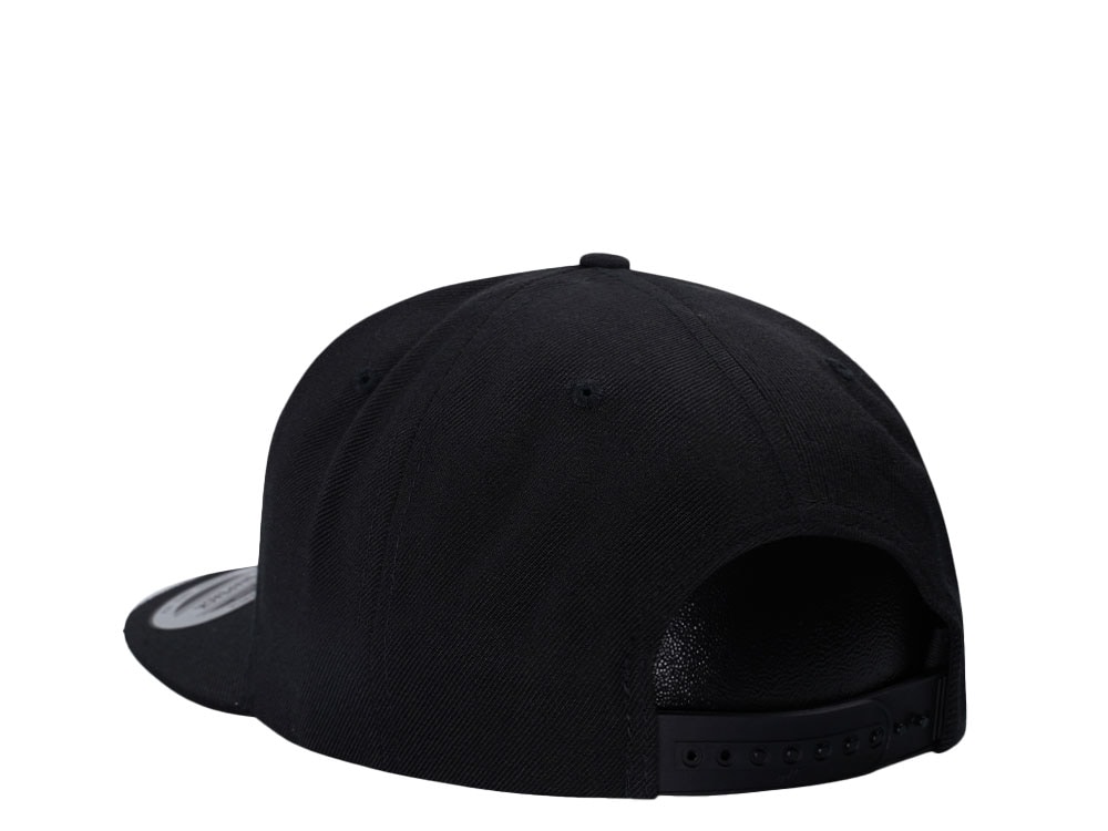 Yupoong Basic Black Snapback Gorra