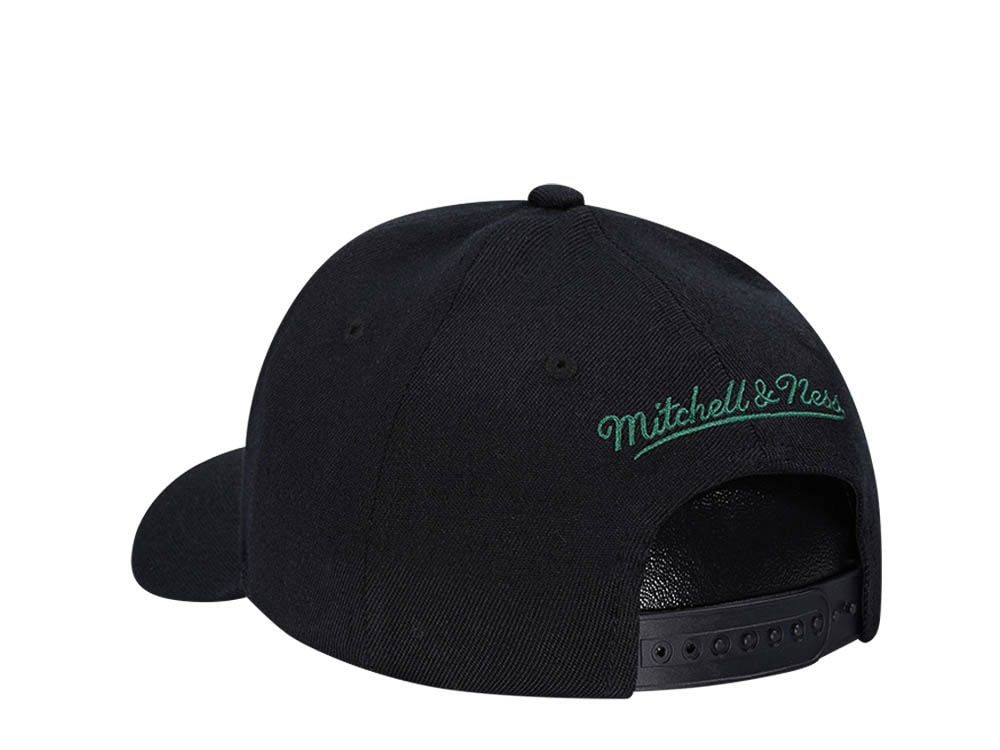 Mitchell & Ness Milwaukee Bucks High Crown 6 Panel Classic Red Line Flex Snapback Gorra